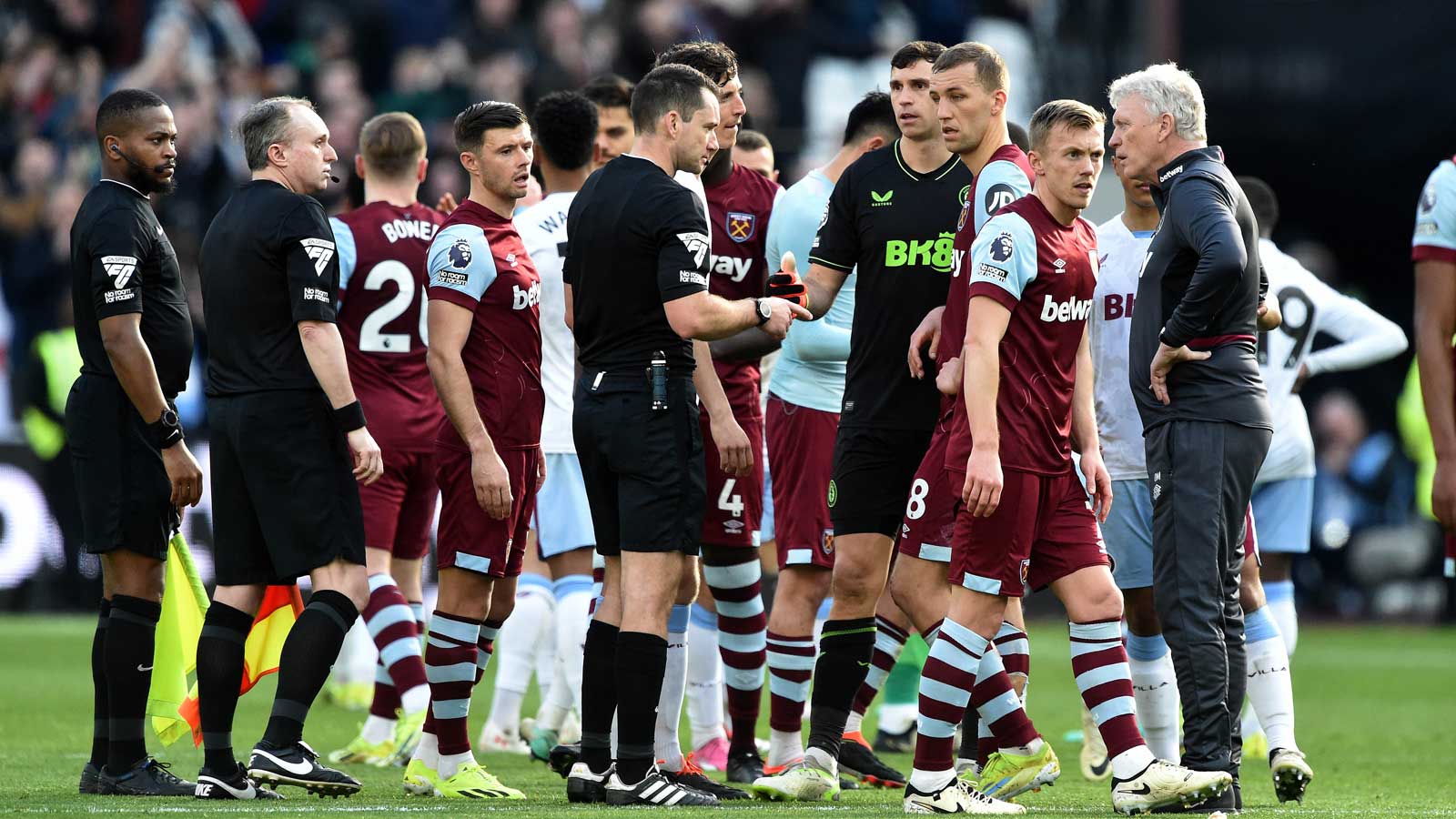 David Moyes speaks with referee Jarred Gillett after the Hammers had a late goal disallowed against Aston Villa