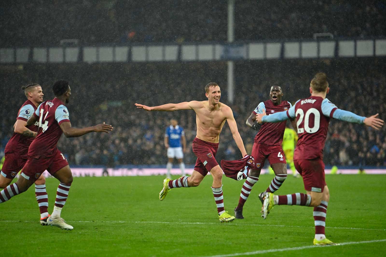 Tomáš Souček celebrates his goal at Everton