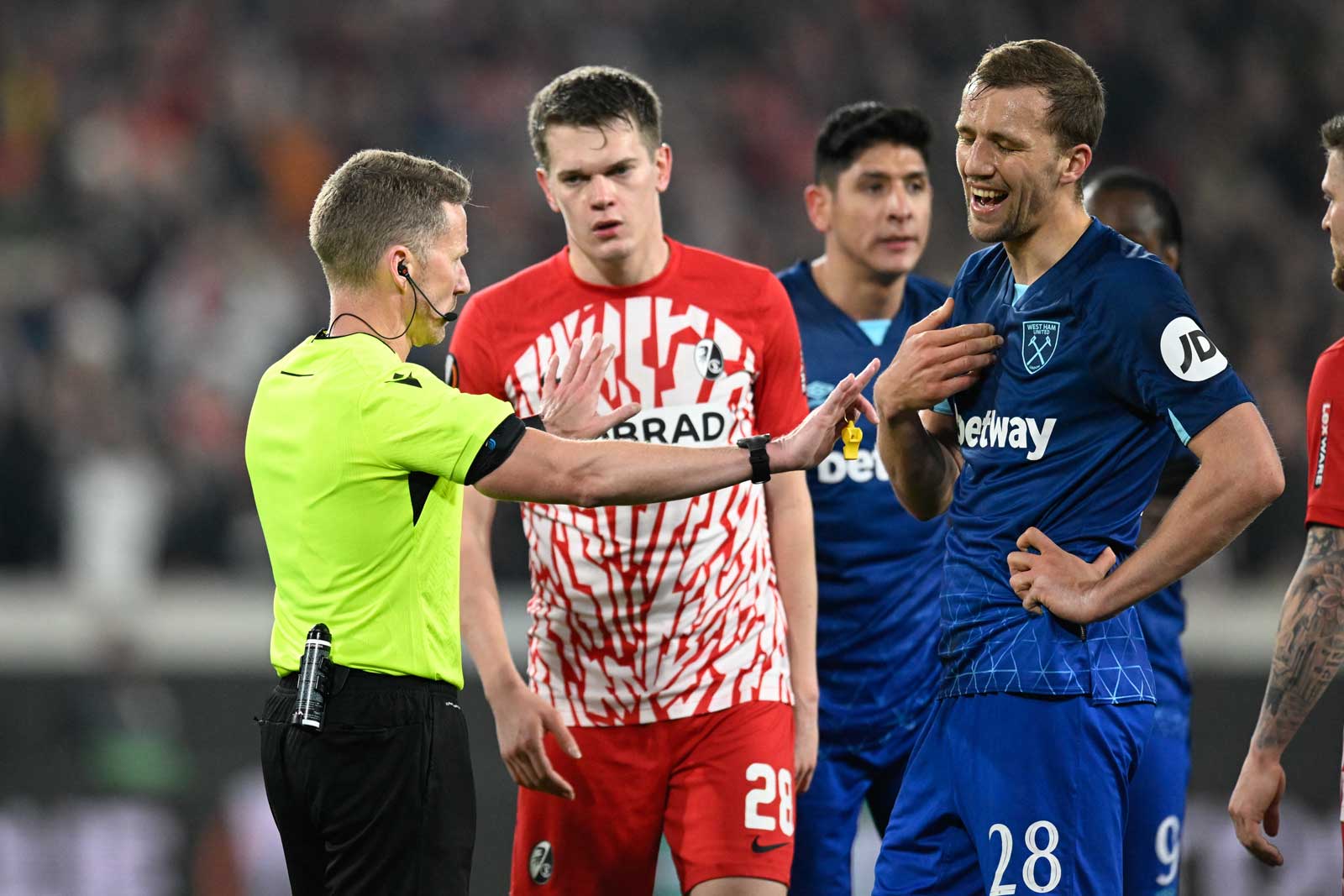 Tomáš Souček talks to the referee at Freiburg