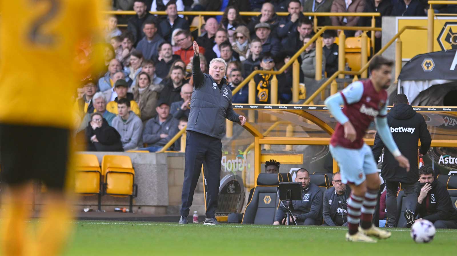 David Moyes gives instructions from the sidelines at Wolves