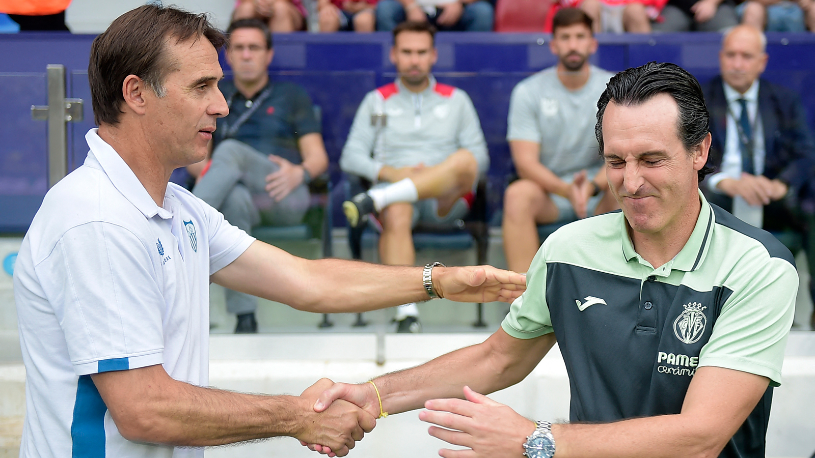 Julen Lopetegui shakes hands with Unai Emery