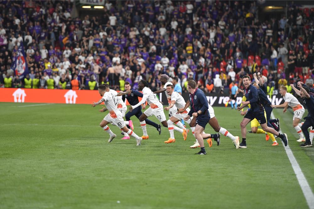 West Ham players celebrate against Fiorentina
