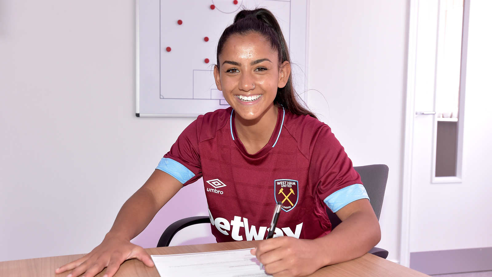 Rosie Kmita signs her professional contract