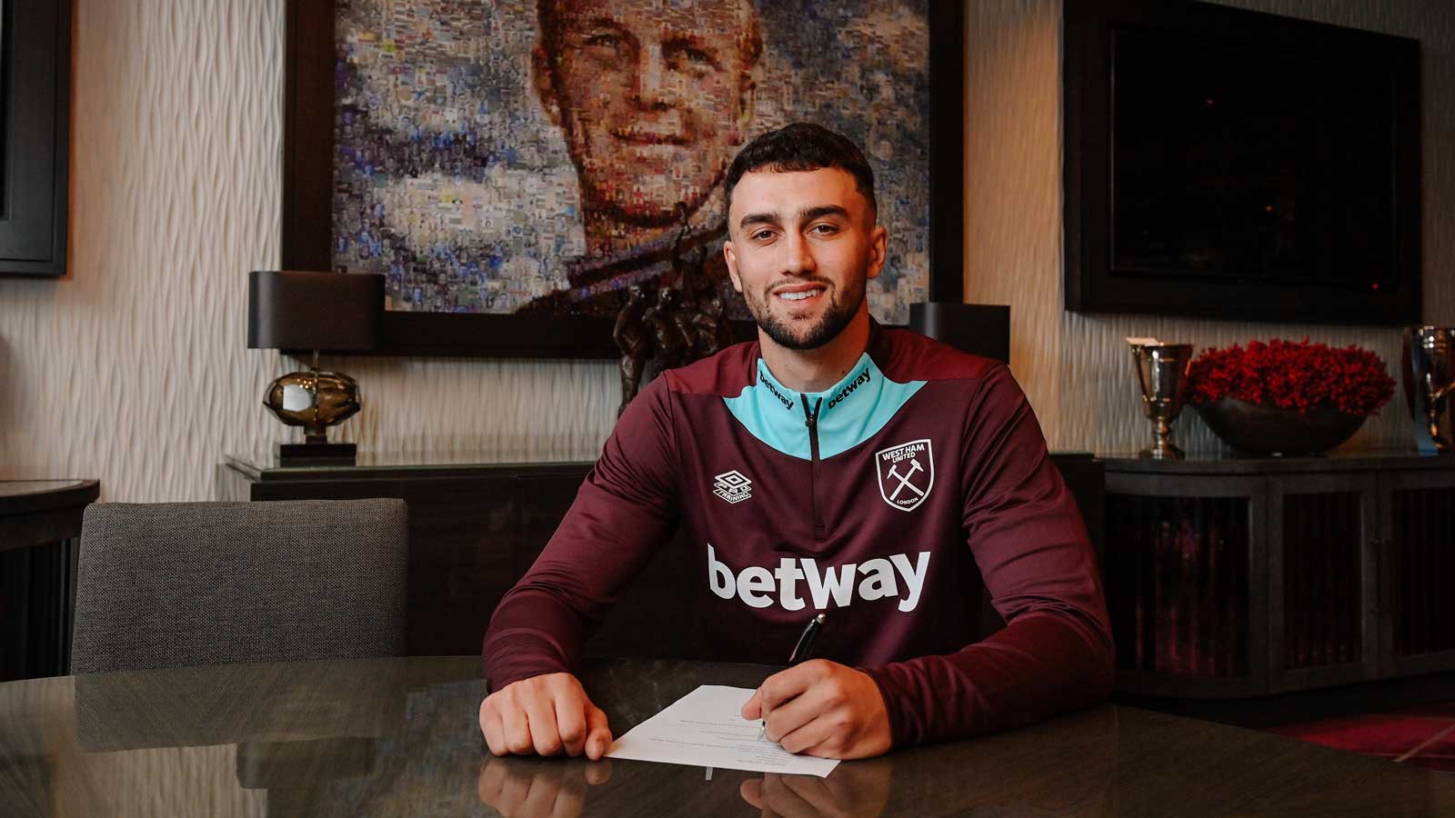 Maximilian Kilman signs his West Ham United contract