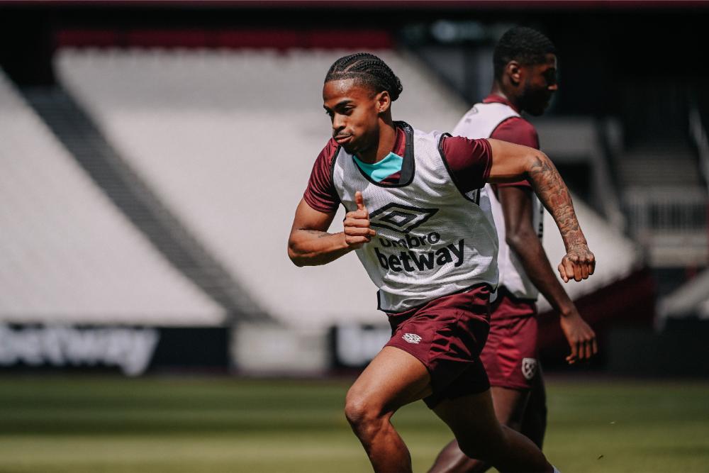 Crysencio Summerville trains at London Stadium