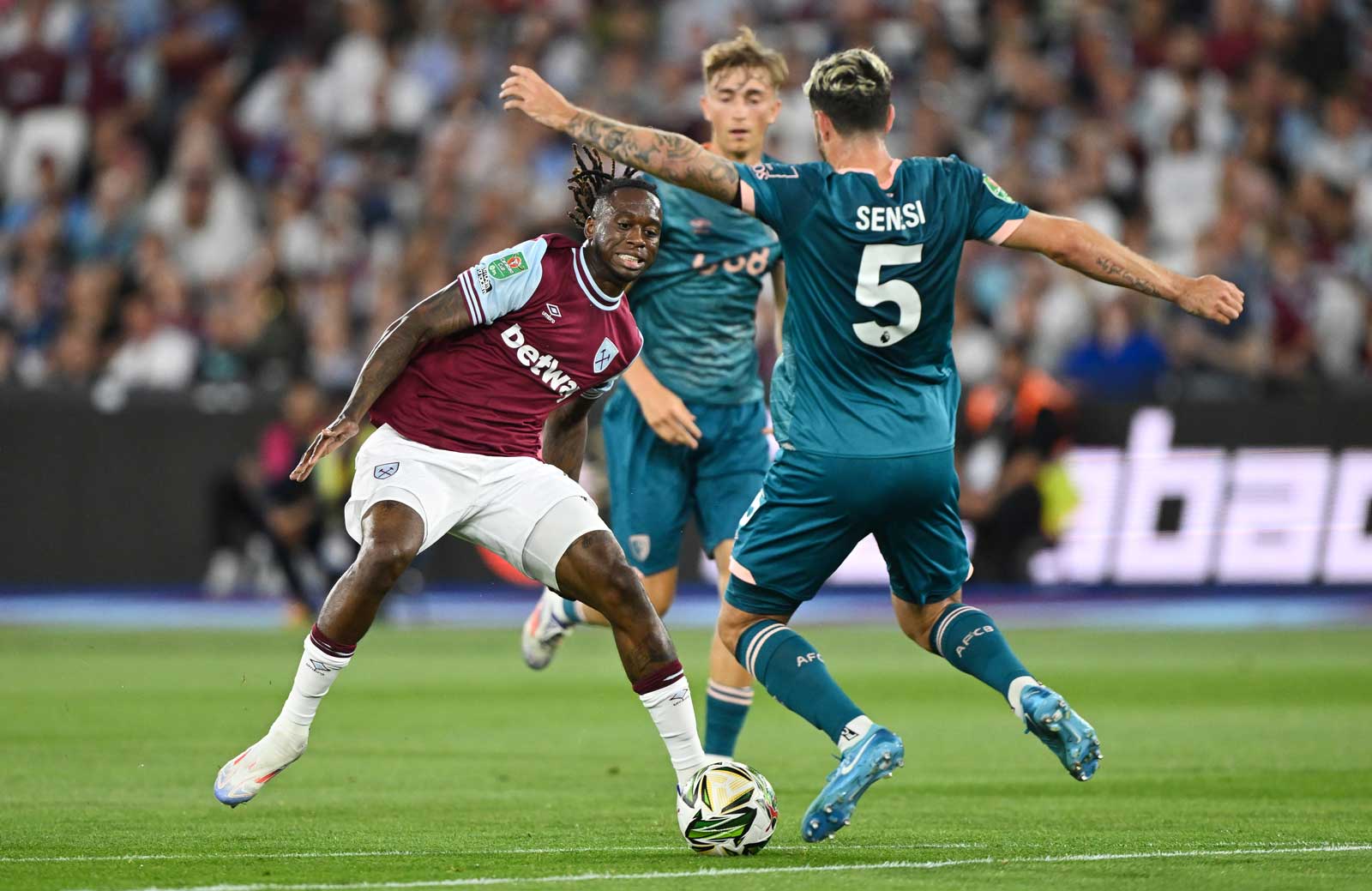 Aaron Wan-Bissaka challenges Marcos Senesi