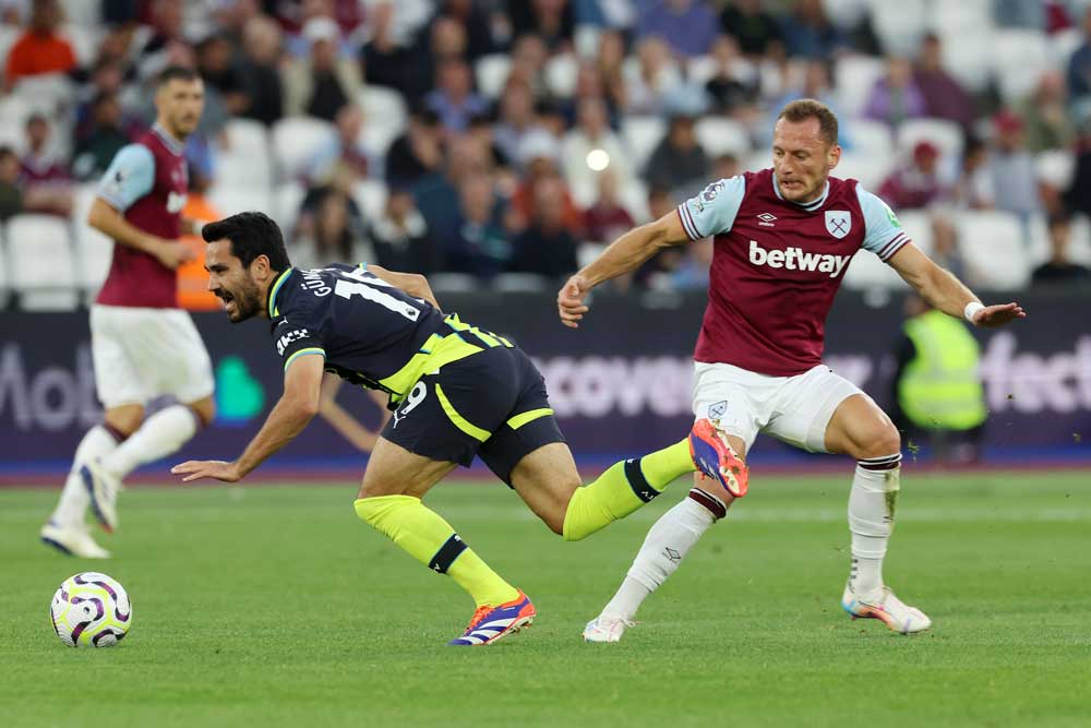 Vladimír Coufal challenges Ilkay Gündogan