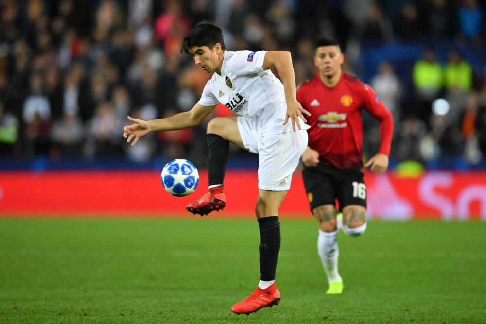 Carlos Soler in action for Valencia against Manchester United