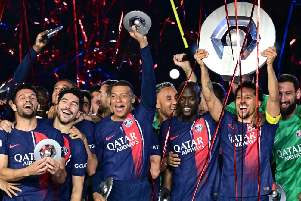 Carlos Soler and his PSG teammates lift the Ligue 1 title