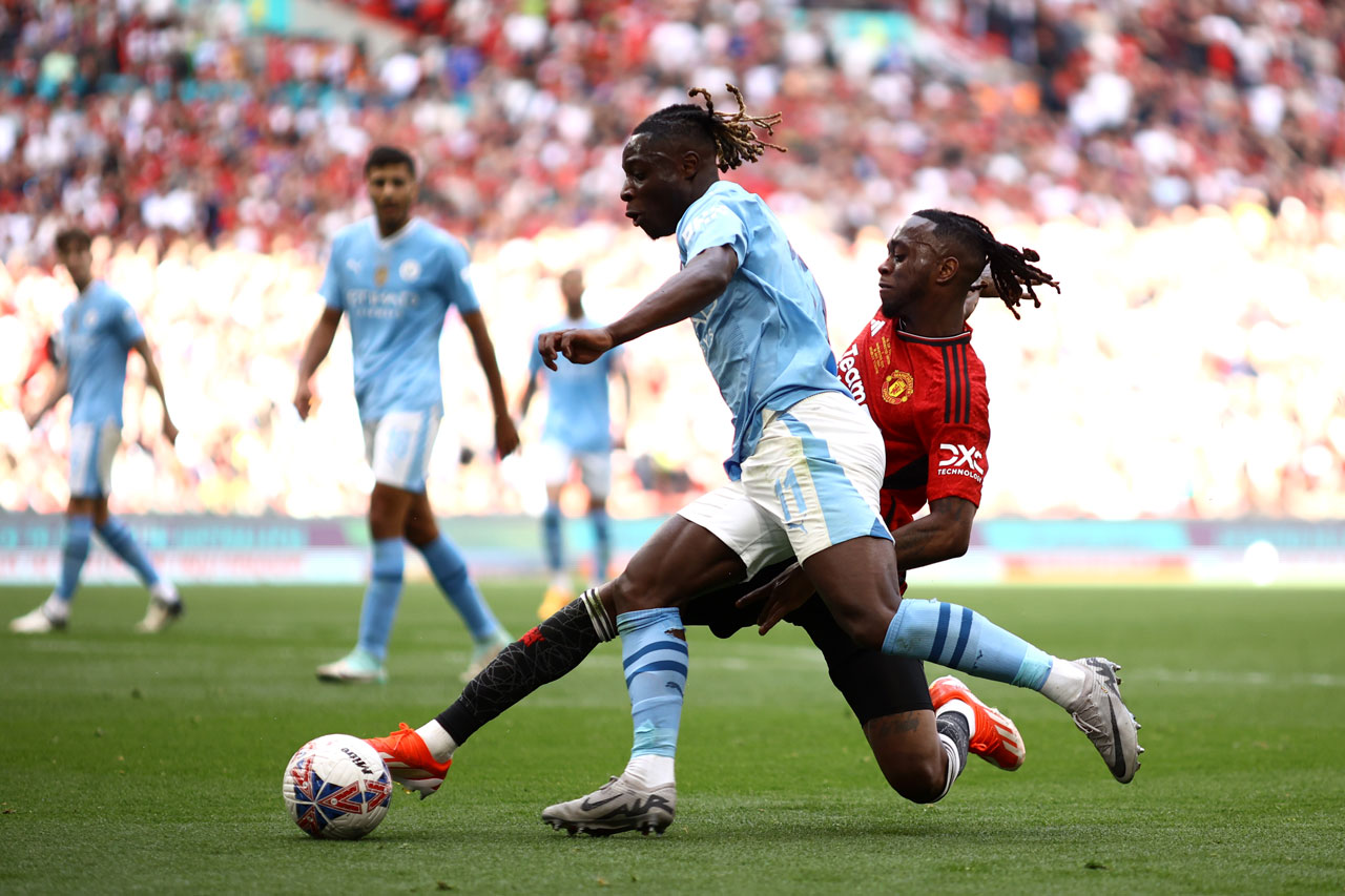 Wan-Bissaka challenges Doku