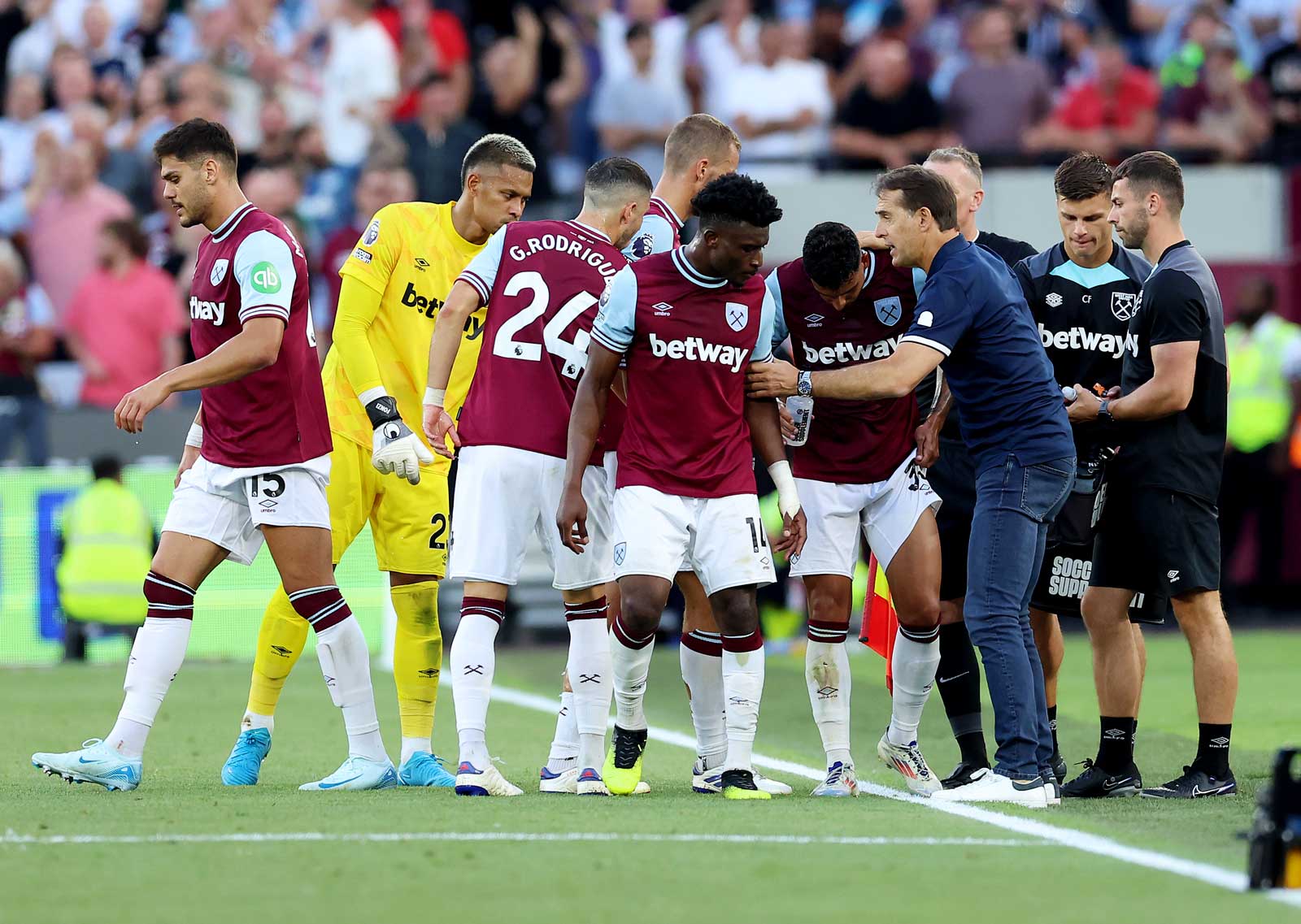 Julen Lopetegui gives instructions against Aston Villa