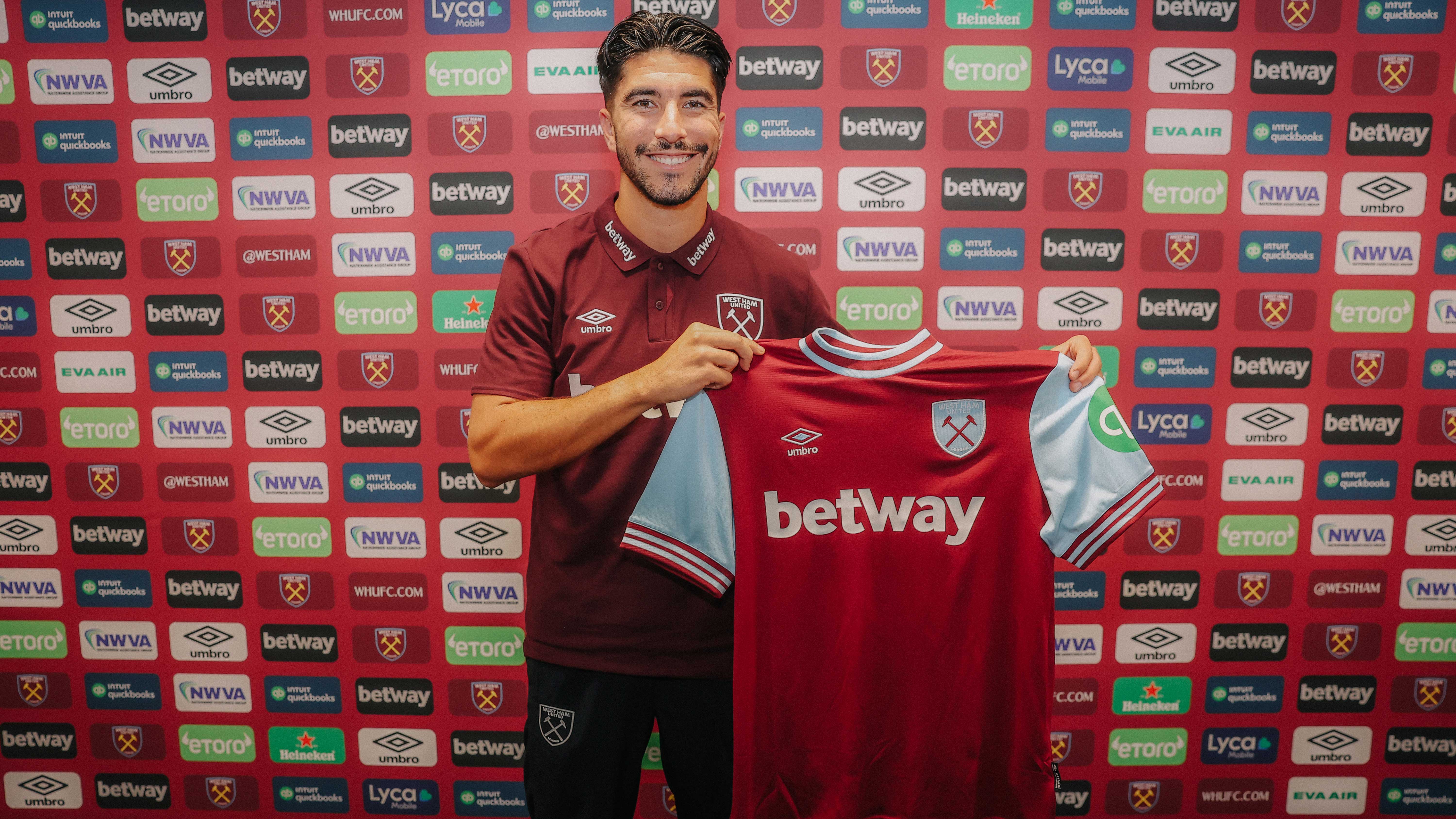 Carlos Soler holding up West Ham shirt.