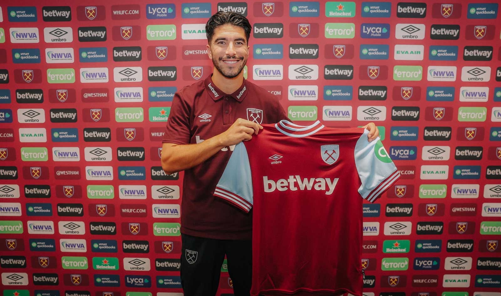 Carlos Soler with his West Ham United shirt