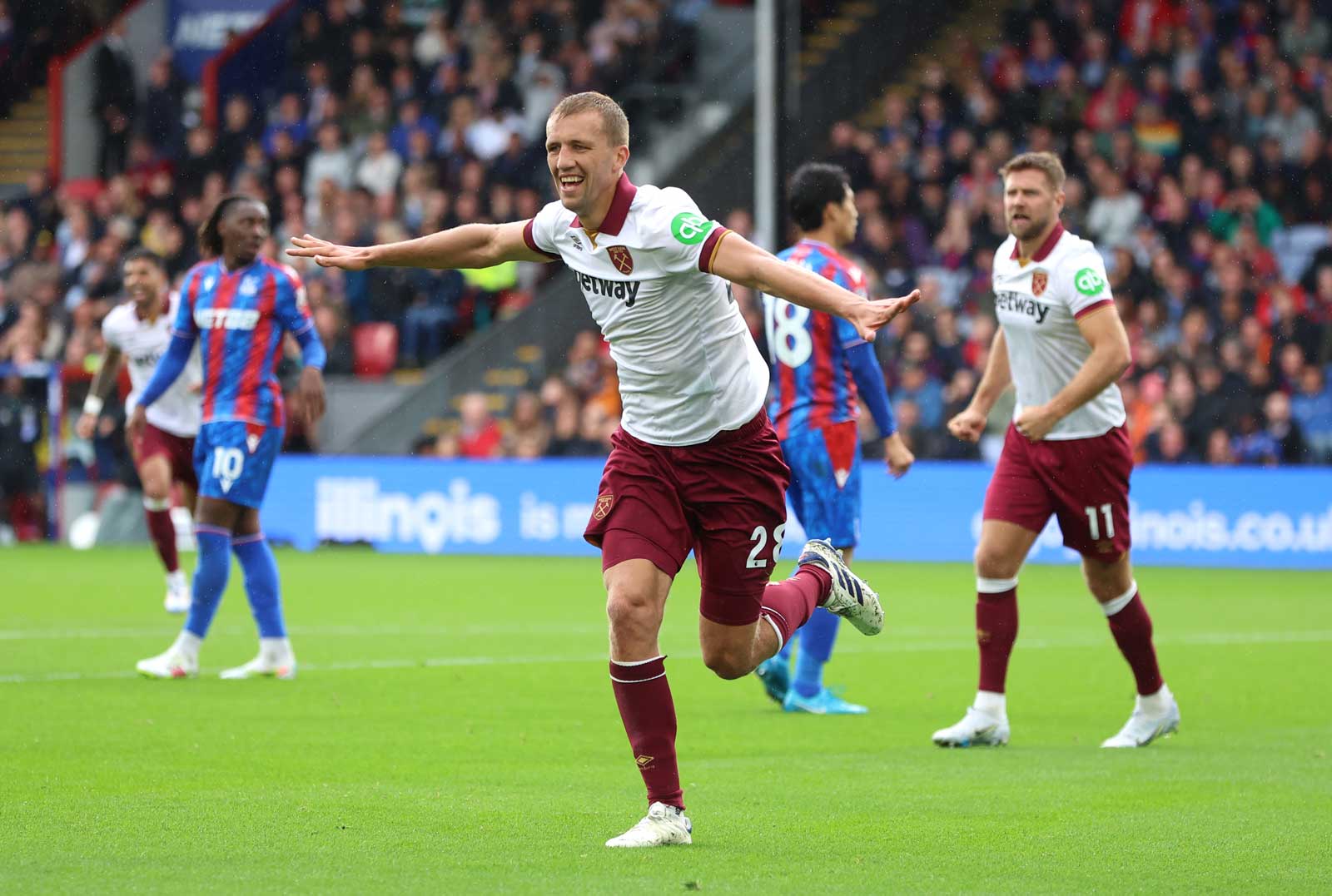 Tomáš Souček celebrates his goal at Crystal Palace