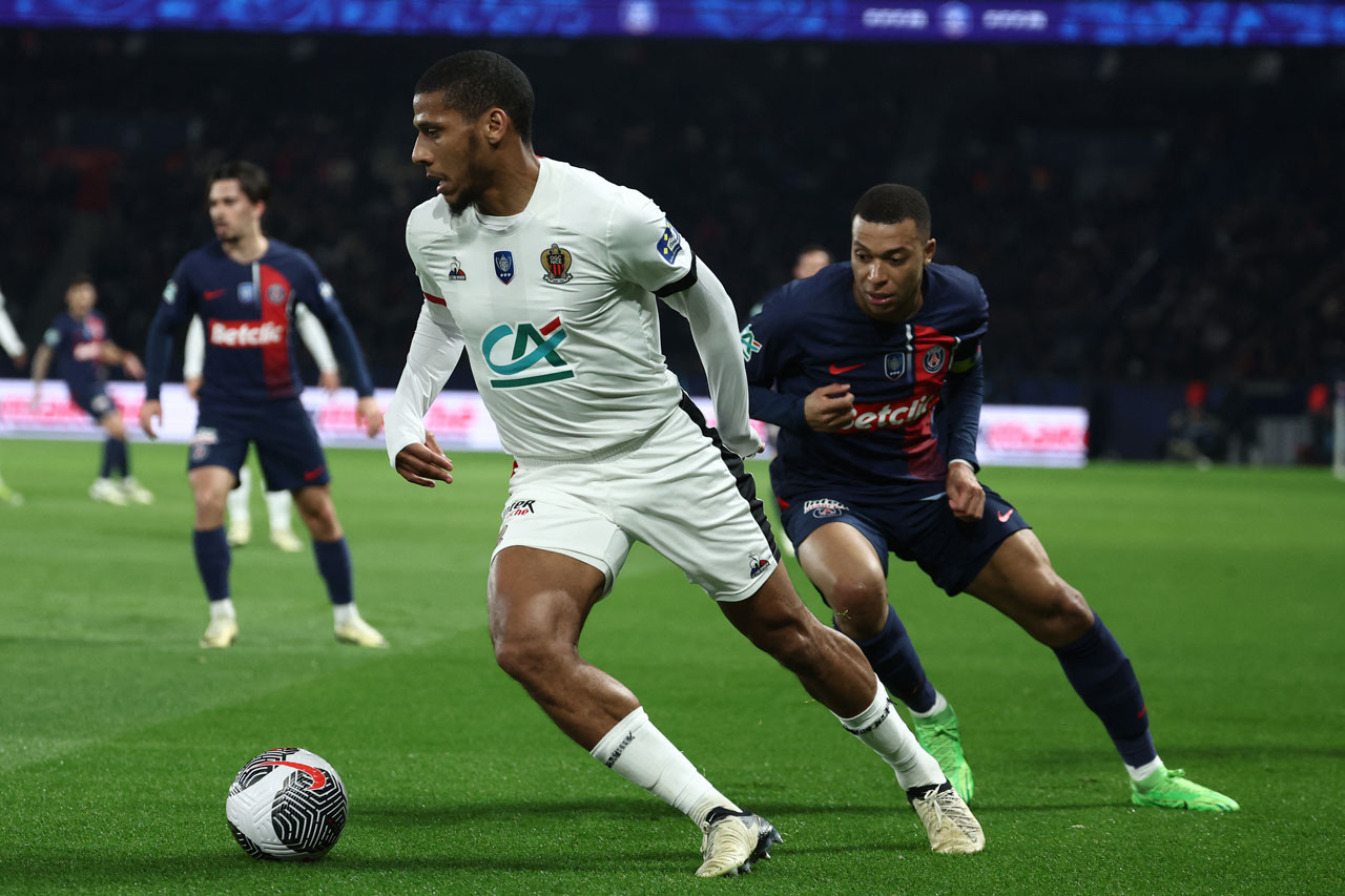 Jean-Clair Todibo holds off Mbappe