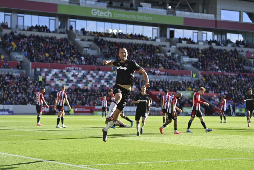 Tomáš Souček celebrates his goal at Brentford