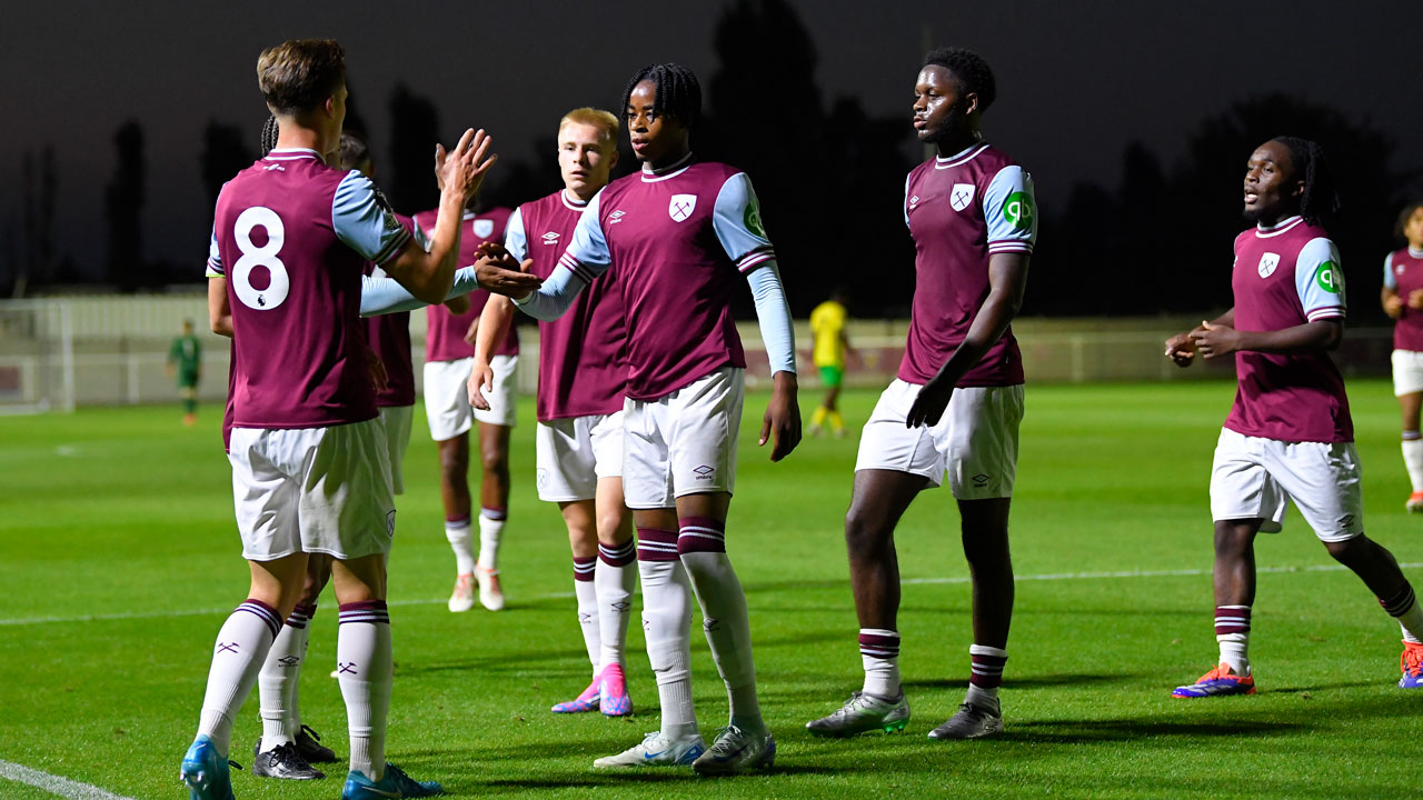 U21s celebrate v Norwich