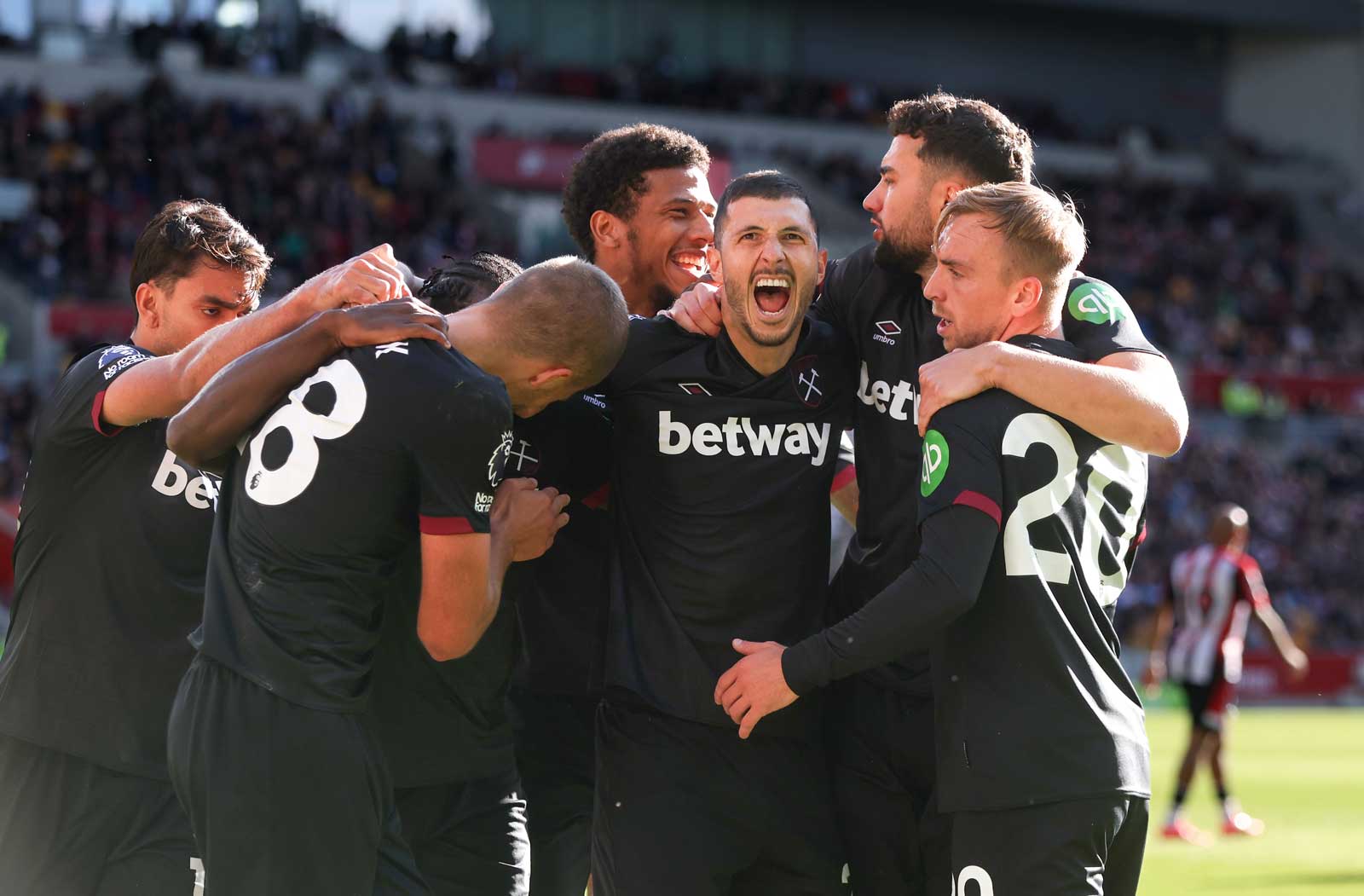 The Hammers celebrate Tomáš Souček's equaliser at Brentford