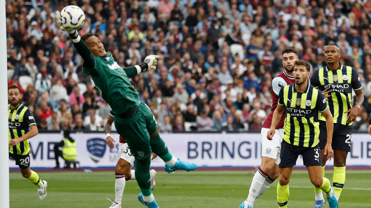 Alphonse Areola saves from Kevin De Bruyne