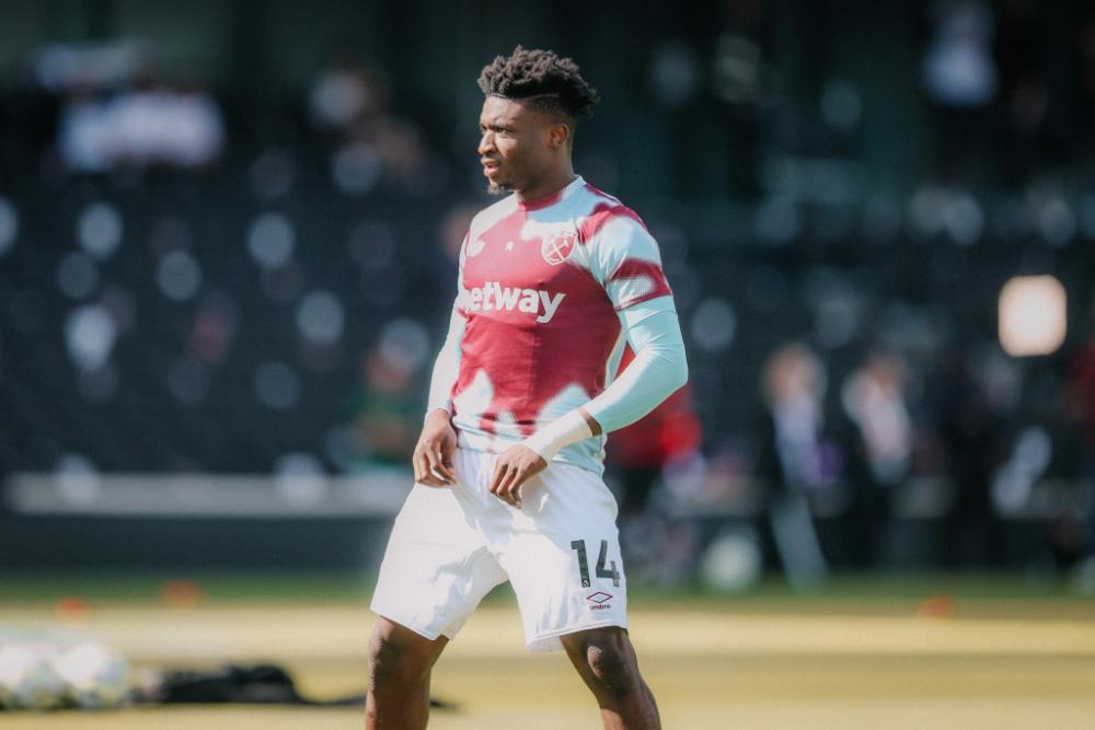 Mohammed Kudus warms up at Fulham