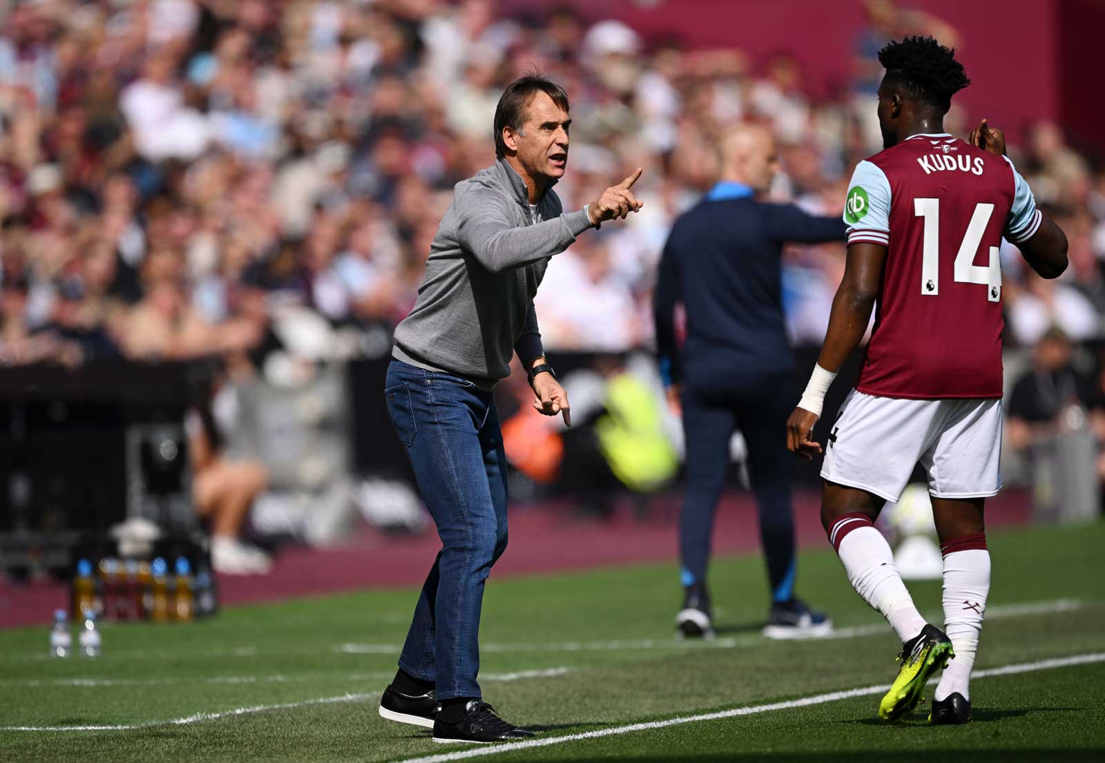 Julen Lopetegui issues instructions to Mohammed Kudus