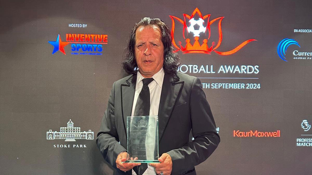 Rashid Abba with his Asian Football Award