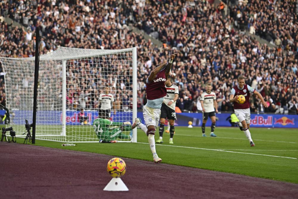 Crysencio Summerville celebrates his goal against Manchester United