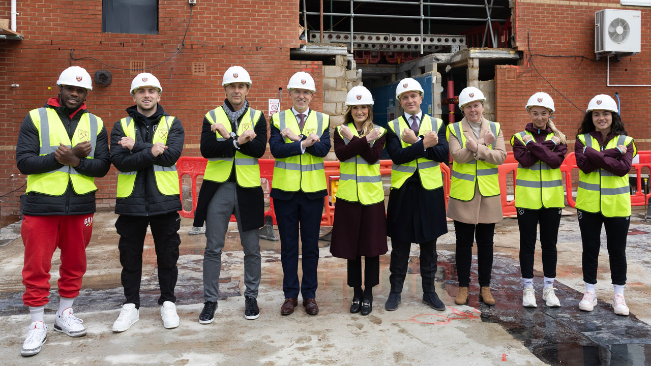 6.	West Ham men’s and women’s team representatives pose in front of the new Hub, alongside other Club dignitaries.