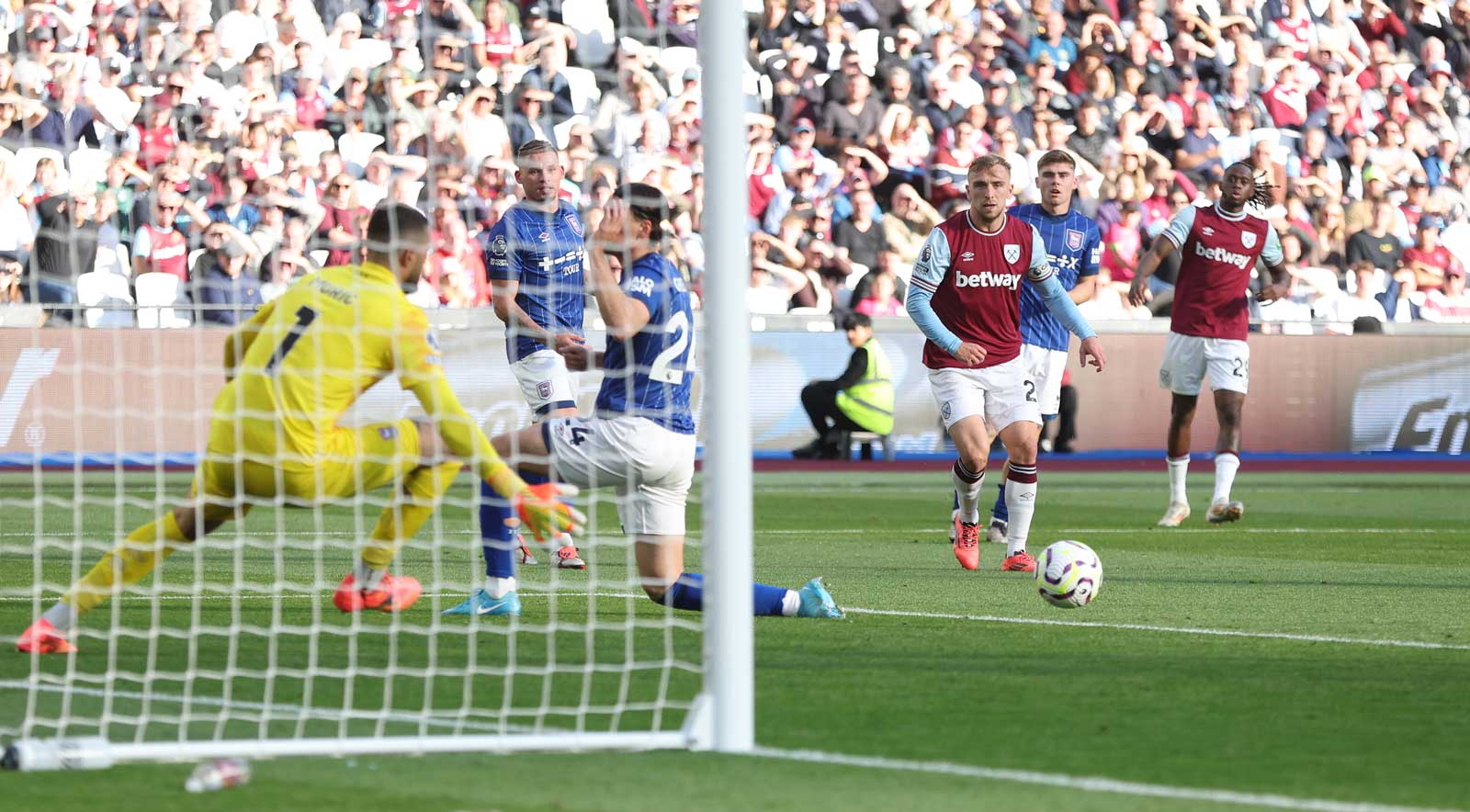 Jarrod Bowen scores against Ipswich