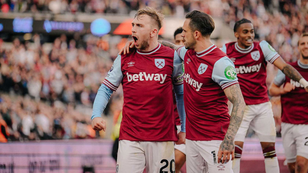 Jarrod Bowen and Danny Ings celebrate