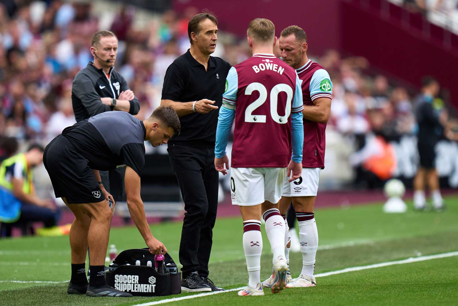 Julen Lopetegui gives instructions to Jarrod Bowen