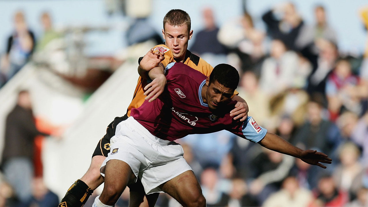 Hayden Mullins holds of Jody Craddock of Wolves