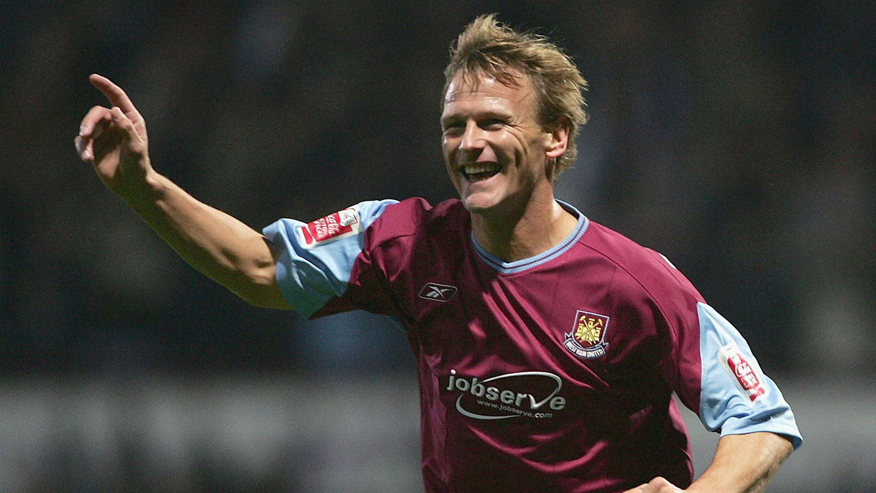 Teddy Sheringham celebrates v Stoke in 2004