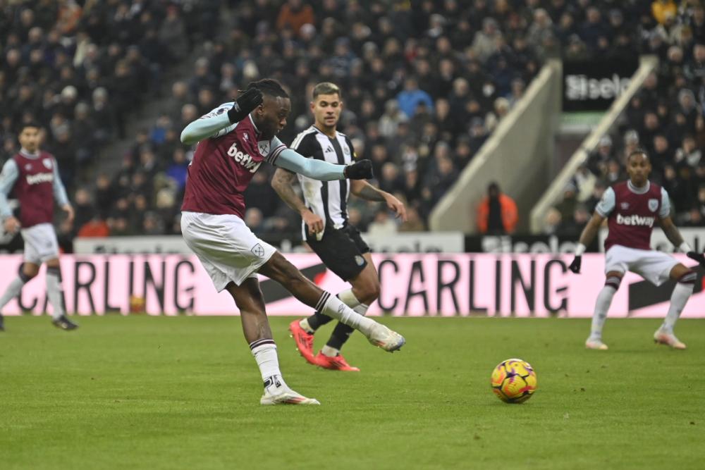 Aaron Wan-Bissaka scores at Newcastle