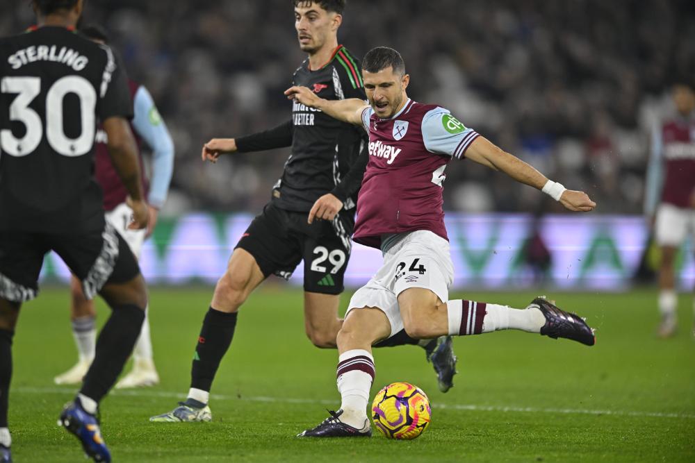 Guido Rodríguez strikes for goal against Arsenal