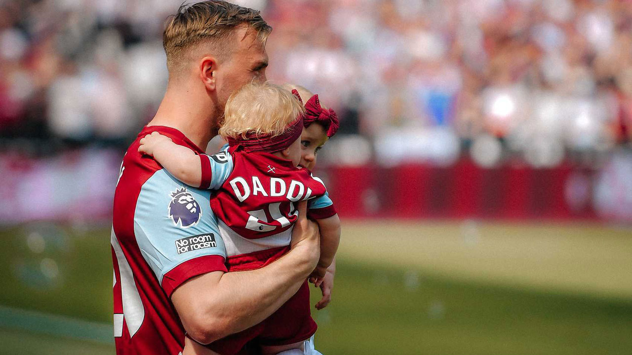 Jarrod Bowen with his twins