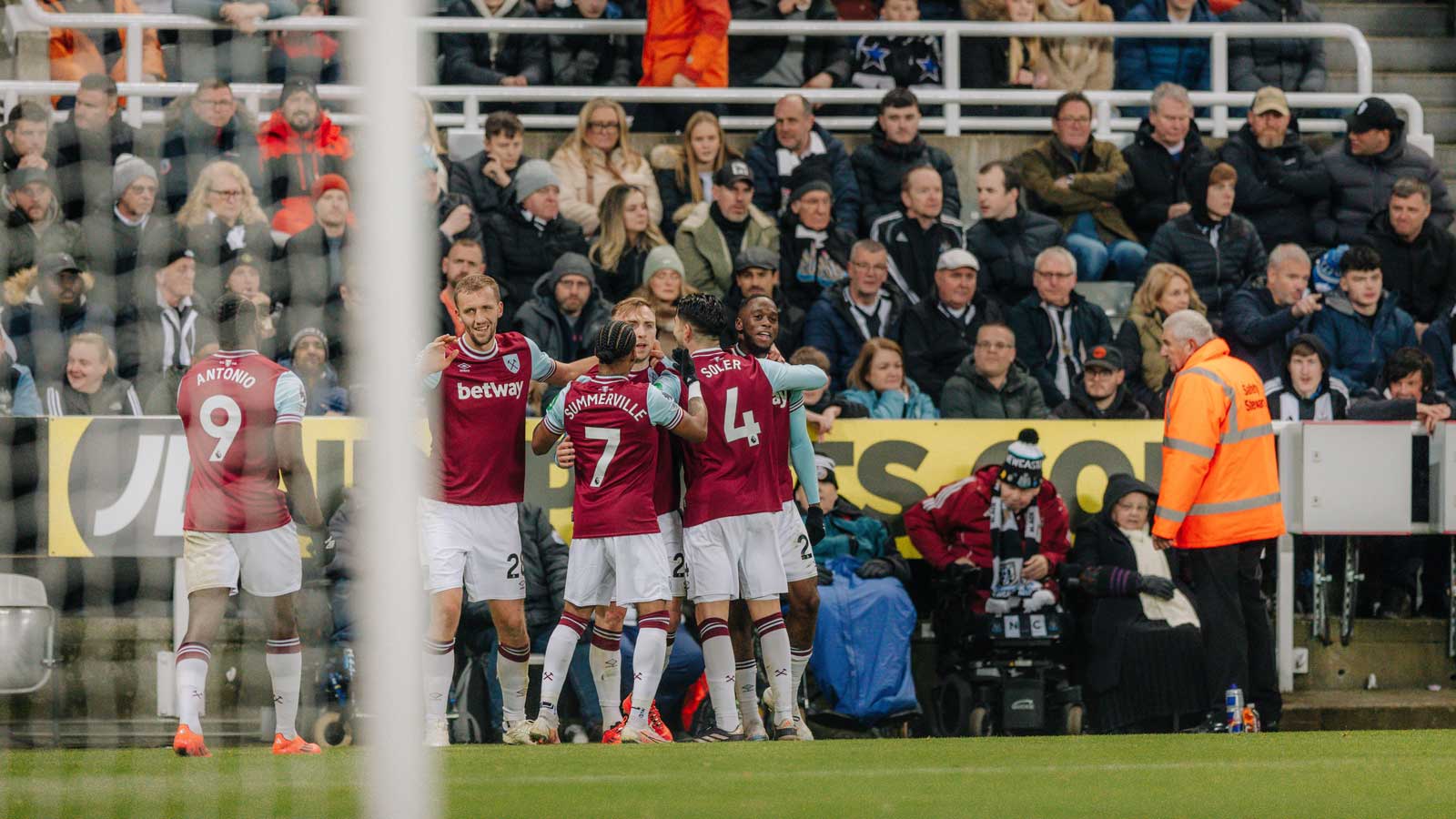 Carlos Soler joins his teammates to celebrate Tomáš Souček's opener at Newcastle