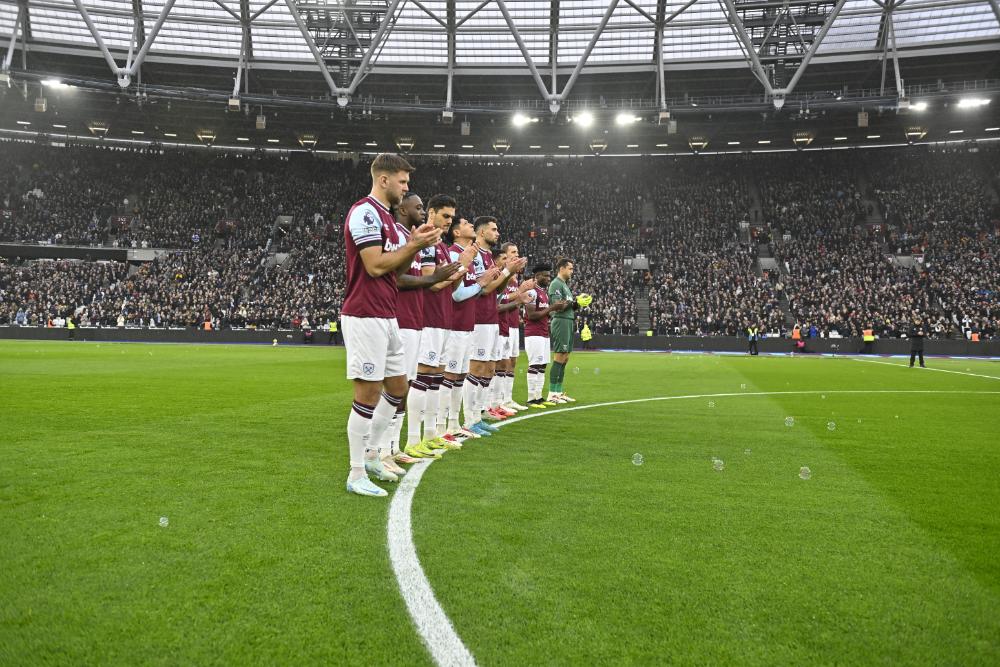 West Ham players line-up for a minutes' applause for Oscar Fairs