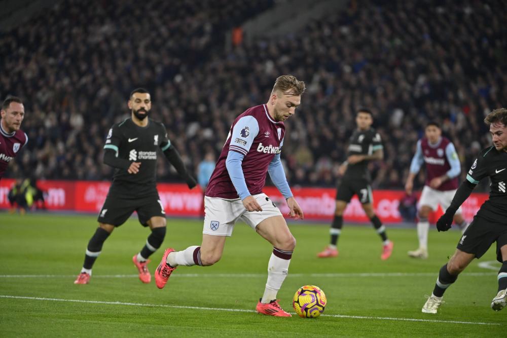 Jarrod Bowen runs with the ball against Liverpool