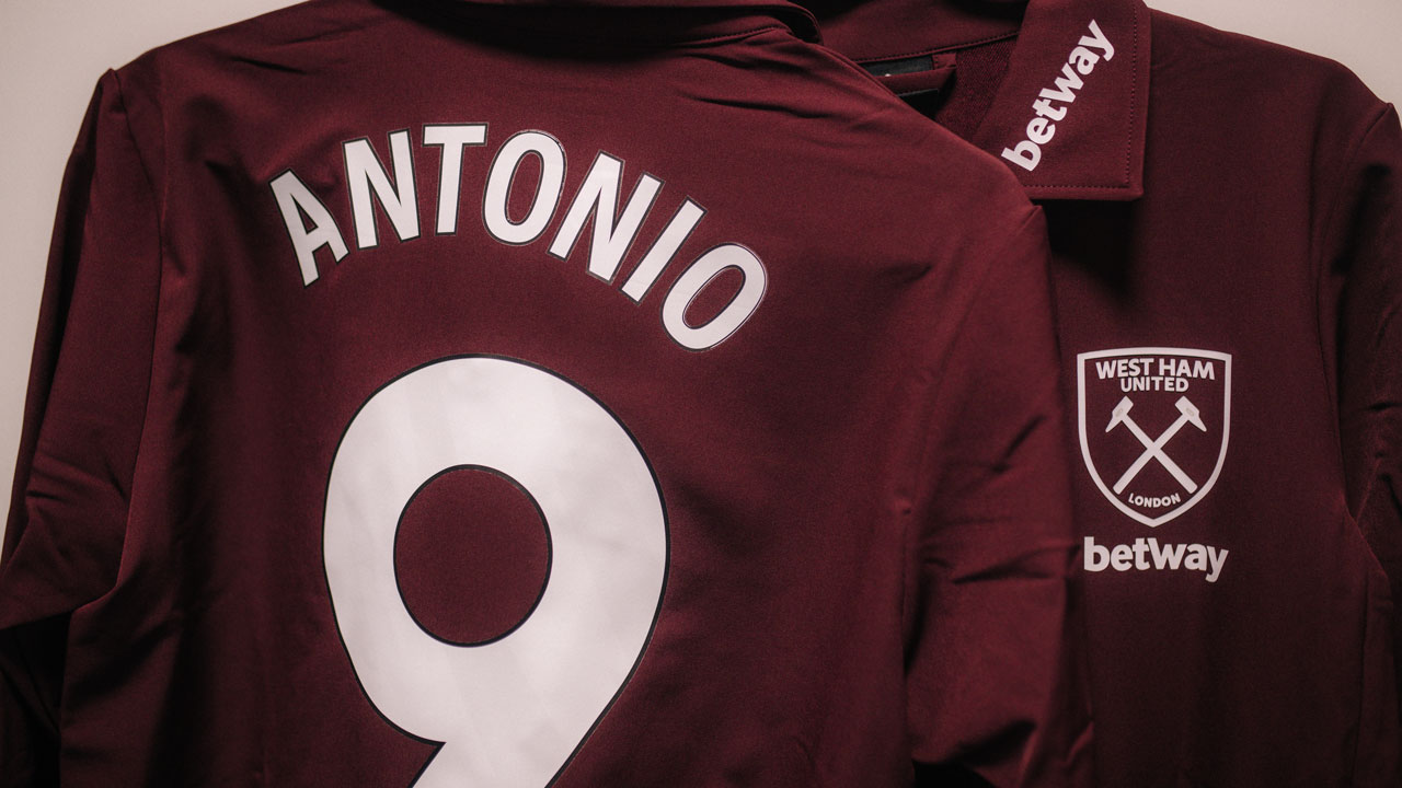 Michail Antonio warm-up top