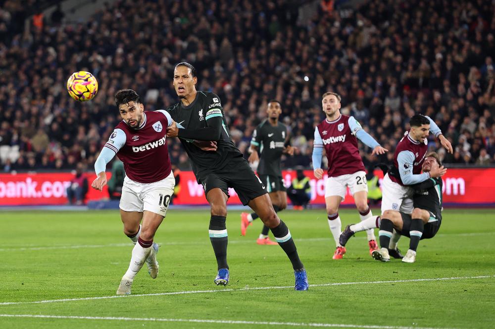 Lucas Paquetá battles with Virgil van Dijk