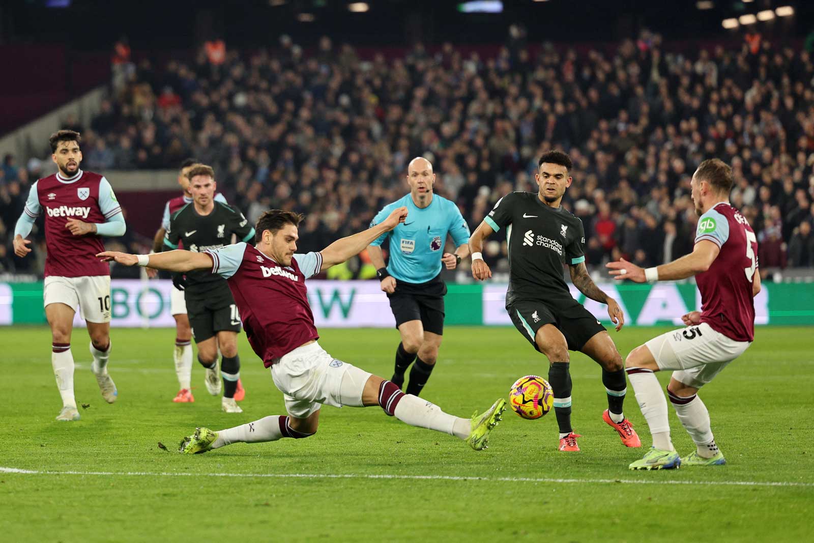 Dinos Mavropanos makes a block from Liverpool's Luis Díaz