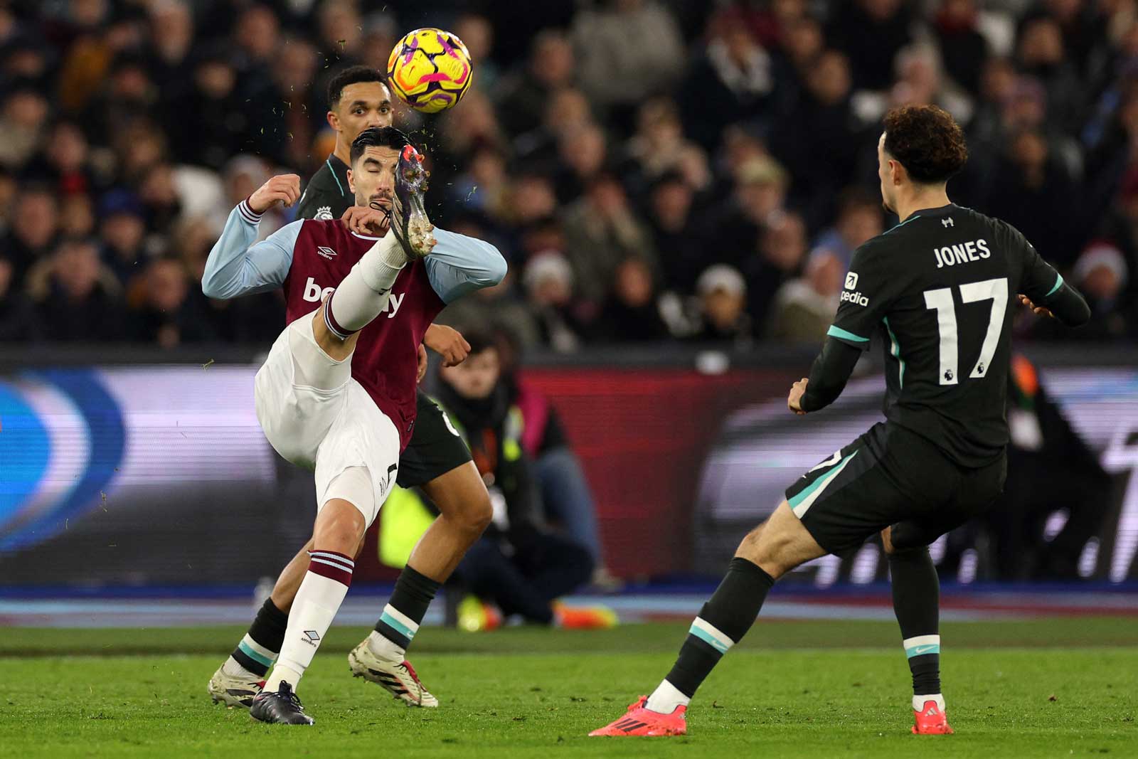 Carlos Soler controls the ball against Liverpool