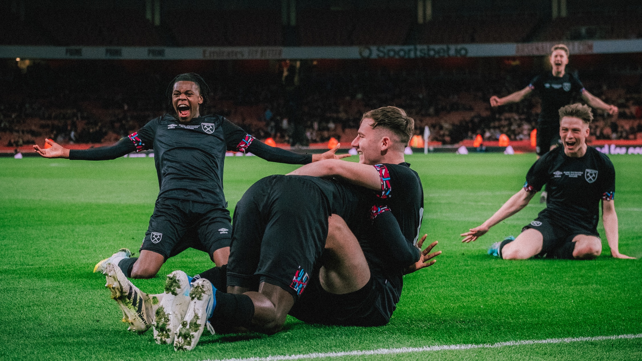 Sean Tarima and teammates celebrate West Ham 5th goal in FA Youth Cup final
