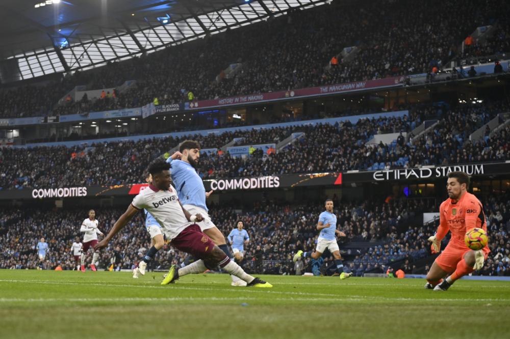 Mohammed Kudus goes close at Manchester City