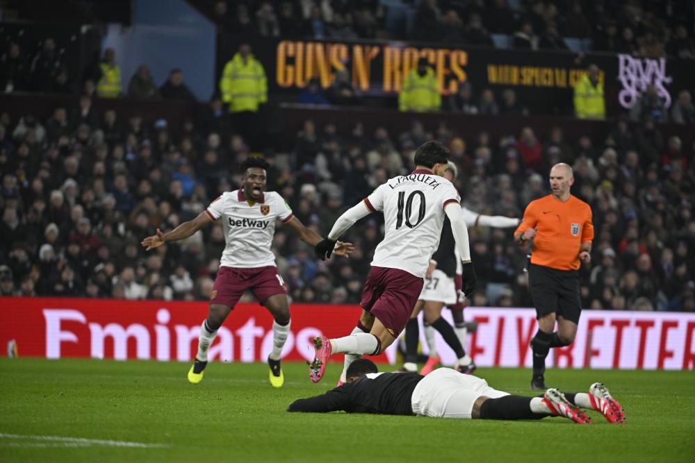 Lucas Paquetá celebrates his goal at Aston Villa