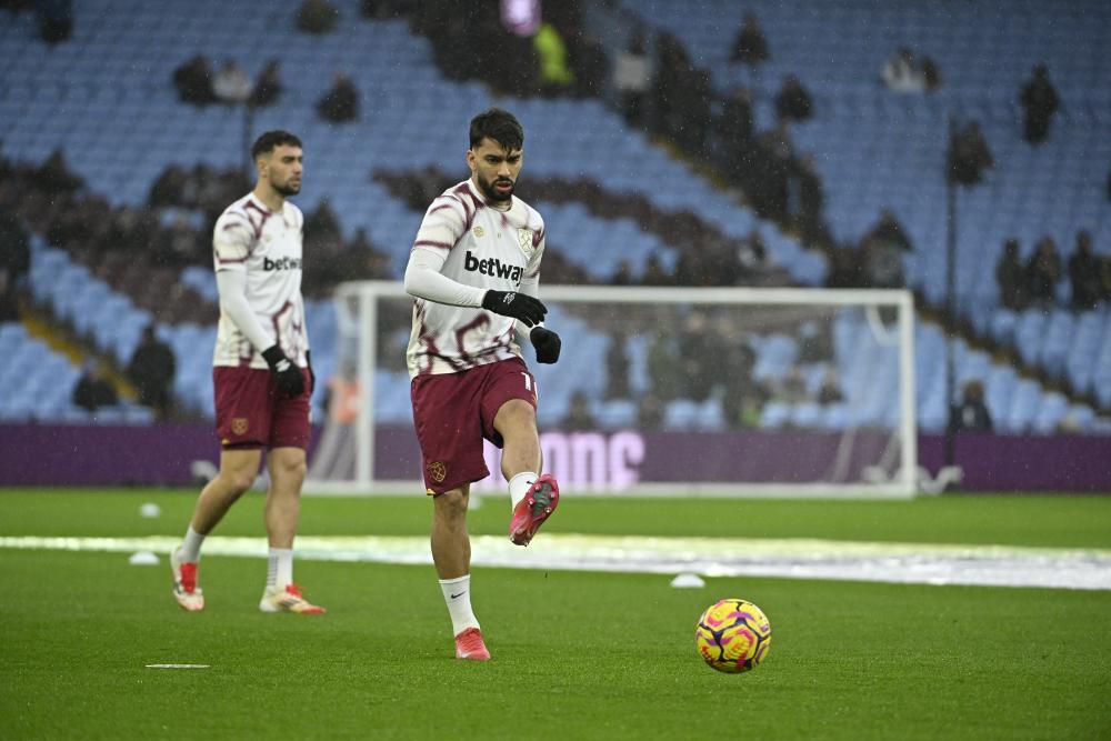 Lucas Paquetá warms-up at Aston Villa