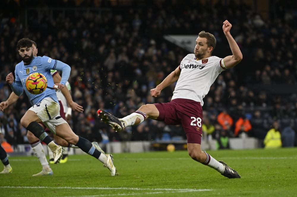 Tomáš Souček stretches for the ball at Manchester City