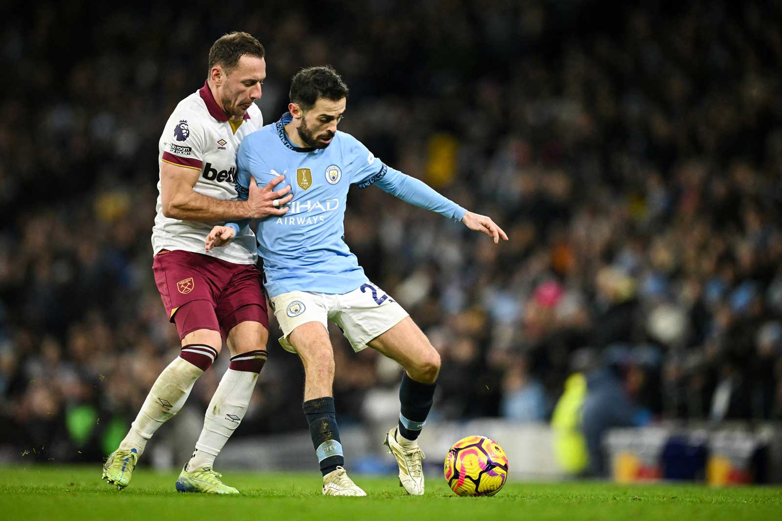 Vladimír Coufal battles with Bernardo Silva