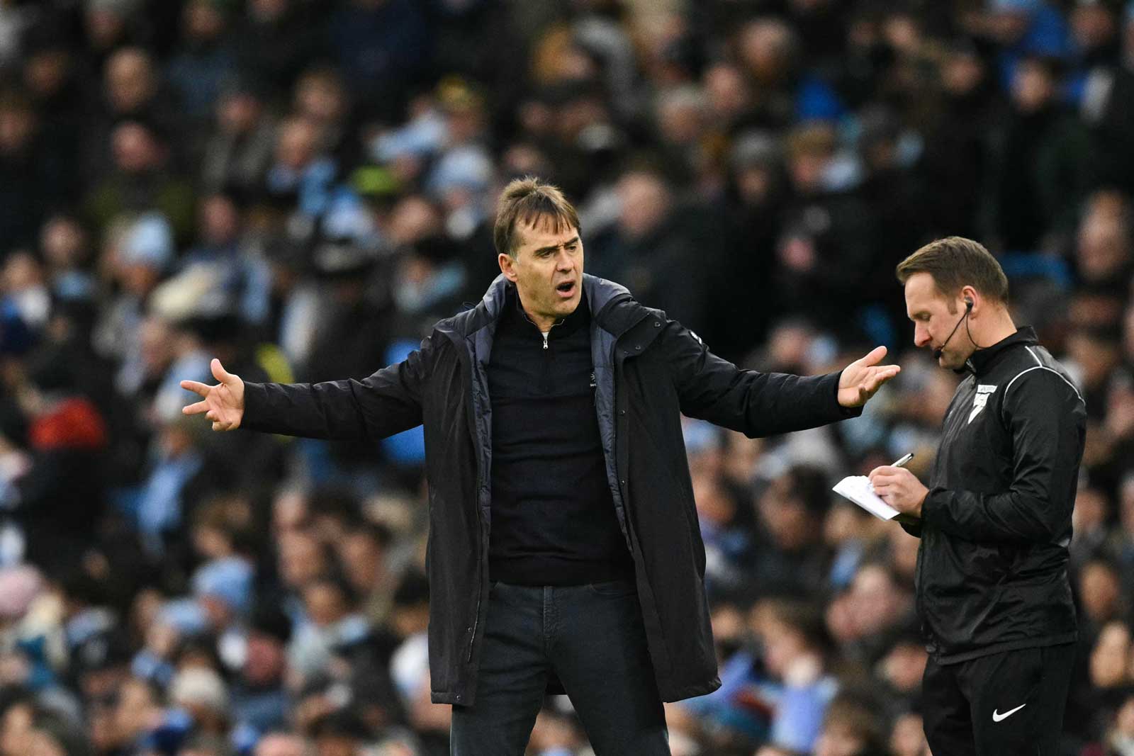 Julen Lopetegui shows his displeasure at the decision to award a foul against Crysencio Summerville on Manuel Akanji